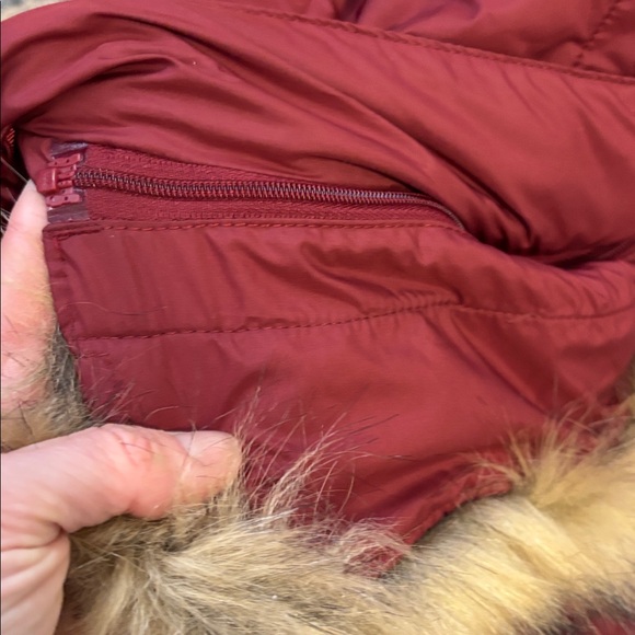 NWT. The North Face women’s Burgundy Puffer Jacket, size xs - Picture 5 of 8